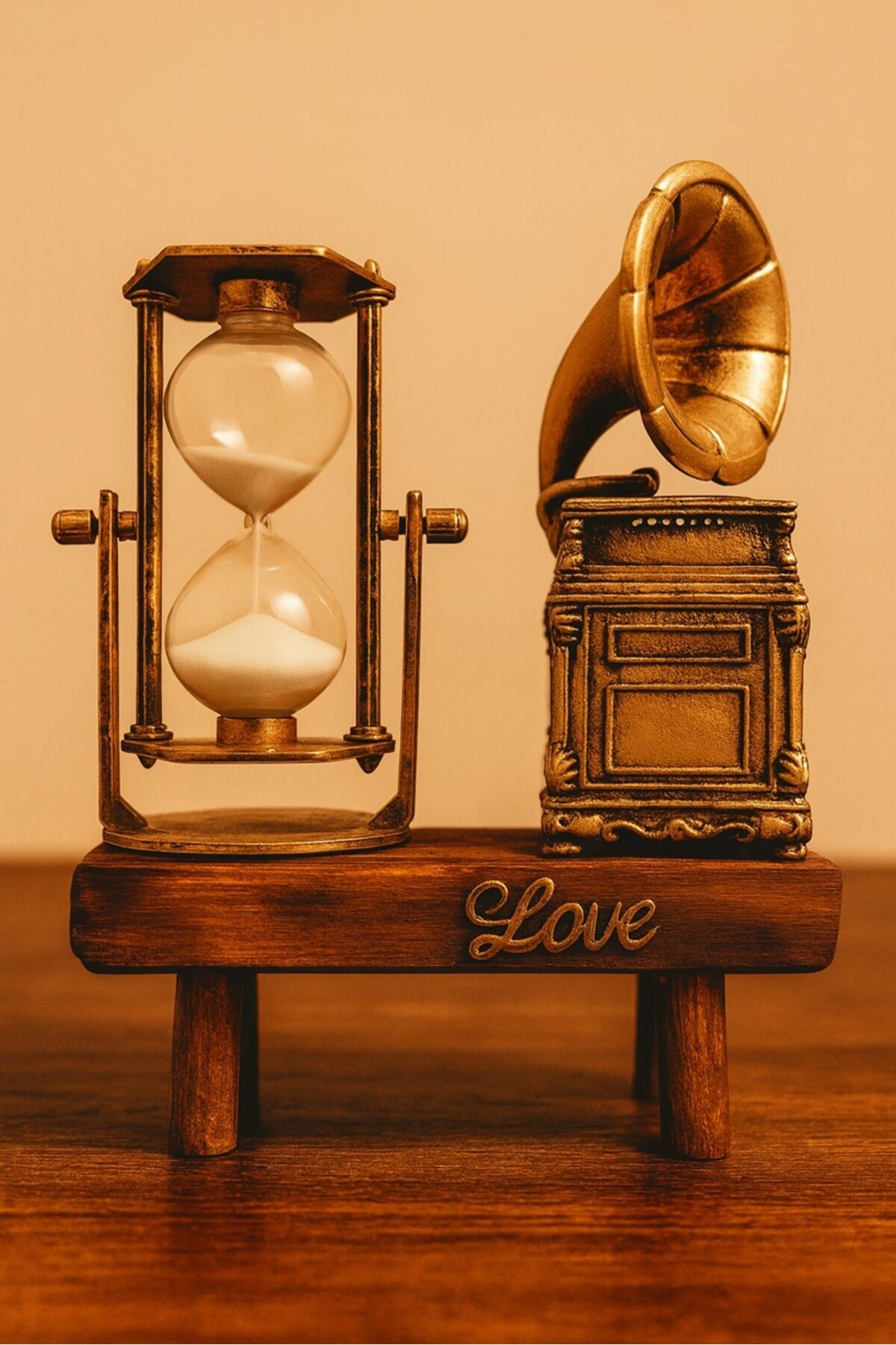 Dekoratif Ahşap Love Yazılı Gramofon ve Kum Saati Biblo Masaüstü Süs