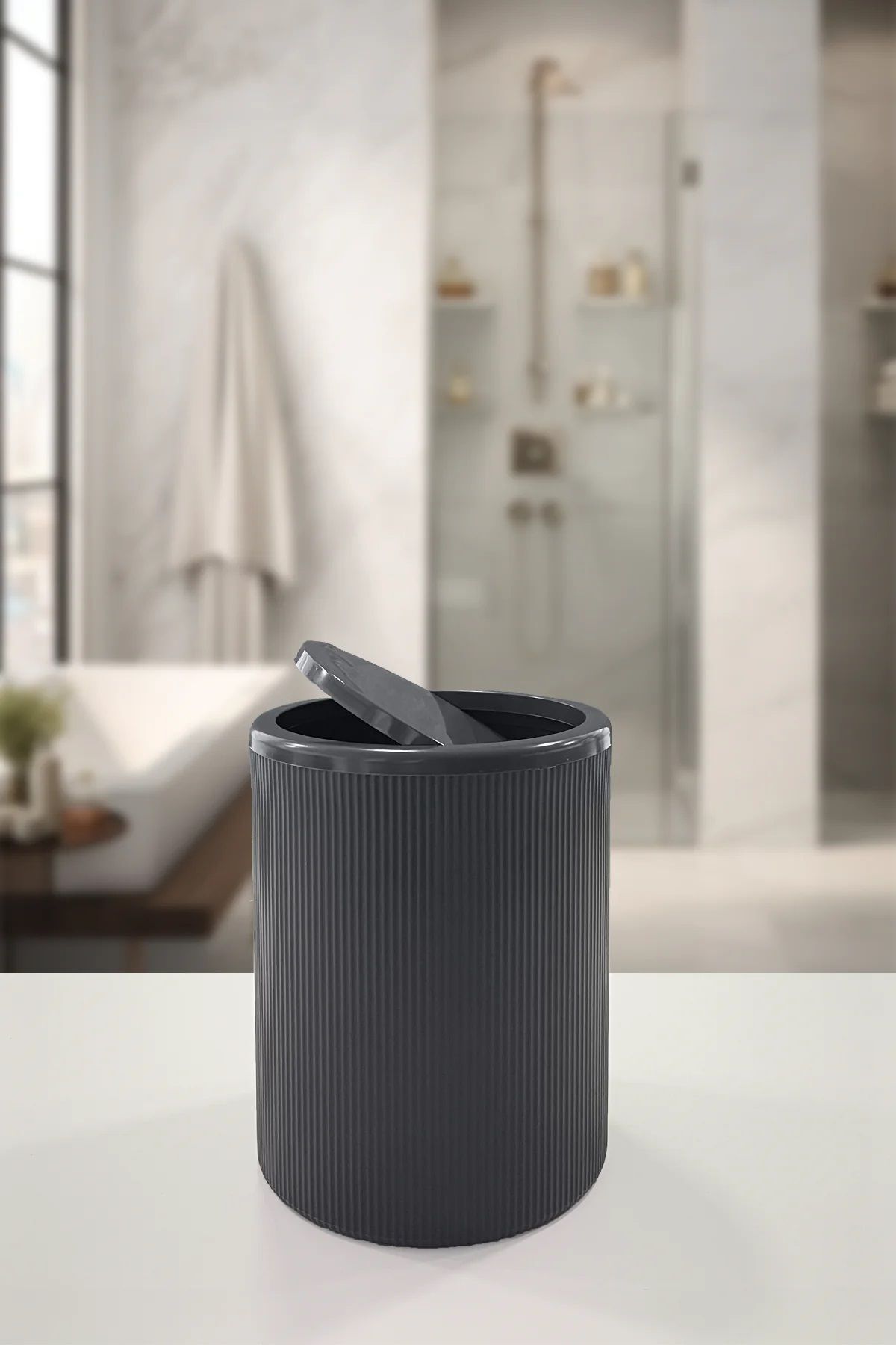 Şık Siyah Çizgili Yuvarlak 8L Çöp Kutusu, Eco Kapaklı, Banyo ve Mutfak İçin SİYAH - Tek Ebat - 20 x 8